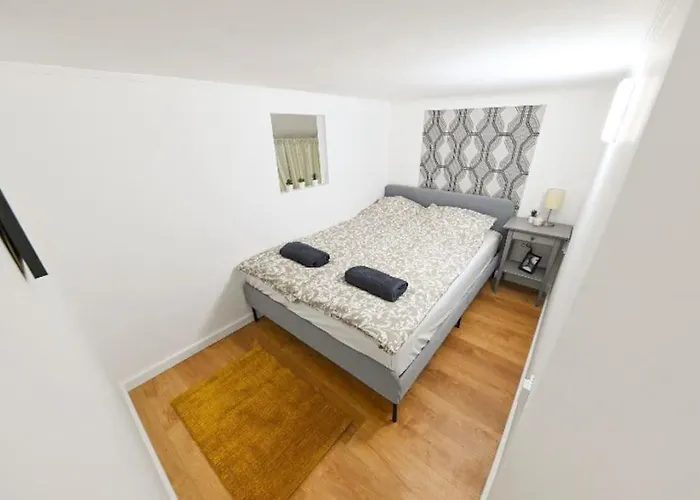 2 Bedroom Flat In Damjanich Str., Hirsch דירה