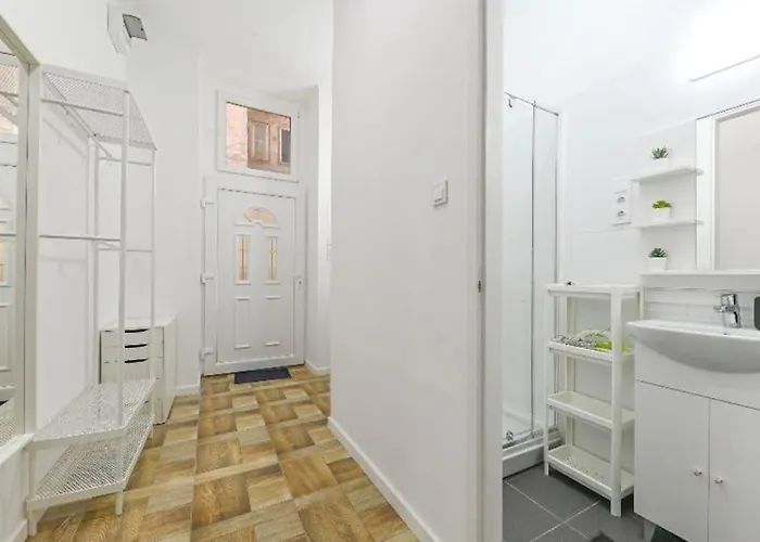 2 Bedroom Flat In Damjanich Str., Hirsch 아파트 *