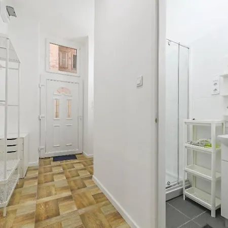 2 Bedroom Flat In Damjanich Str., Hirsch Lägenhet *